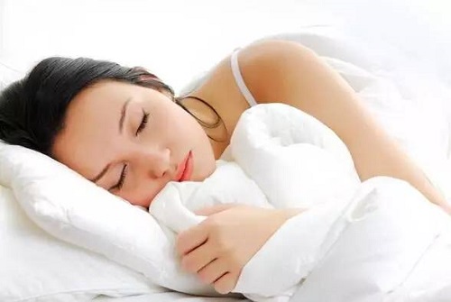 美国试管婴儿可用的卵子数量由什么因素决定？